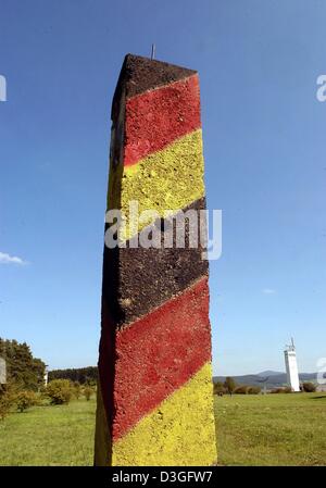 (Dpa) - una pietra di confine della ex Germania Orientale (RDT) sorge al confine ex stabilimento di osservazione 'Punto Alpha' vicino a Rasdorf, Germania, 2 settembre 2004. Presso l'ex punto di osservazione, ora un memoriale, le forze USA e Germania orientale della polizia di frontiera di fronte a vicenda per quaranta anni a molto da vicino per contrassegnare una delle aree sensibili della cortina di ferro durante la Guerra Fredda. Foto Stock