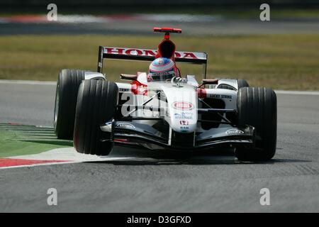 (Dpa) - British pilota di Formula Uno Jenson Button (Bar-Honda) gare attraverso la una curva durante la sessione di formazione italiana per il Gran Premio di Monza, Italia, 10 settembre 2004. Il Gran Premio si terrà Domenica, 12 settembre 2004. Foto Stock