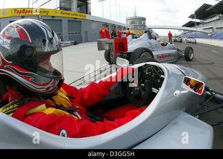 (Dpa) - Un dilettante race driver attende il segnale di inizio alla formula TopSpeedRacing scuola di pilotaggio sul EuroSpeedway Lausitz, vicino Klettwitz, Germania orientale, 27 agosto 2004. La scuola di pilotaggio è stata fondata da imprenditore Gerd Schwenk, che insieme a un amico investito 700.000 euro per comprare un sacco di dieci di seconda mano formula race cars. TopSpeedRacing è la terza formula di gara Foto Stock