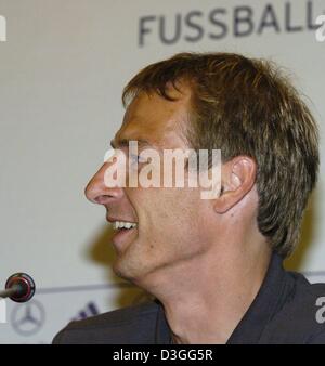(Dpa) - Juergen Klinsmann, allenatore della nazionale tedesca di calcio, e sorrisi durante una conferenza stampa a Berlino, Germania, 5 settembre 2004. La Germania si incontreranno il Brasile in una partita amichevole a Stadio Olimpico di Berlino mercoledì 08 settembre 2004. Foto Stock