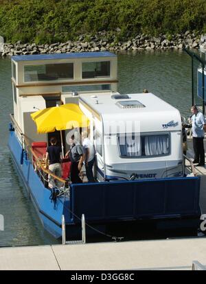 (Dpa) - Il nuovo "Aqua Camper', una barca per camper mobile che è in grado di trasportare una roulotte, è presentato ai giornalisti sul fiume Reno vicino a Duesseldorf, Germania, 18 agosto 2004. La barca misure 13,5 m di lunghezza e può essere guidato da vacanzieri senza una speciale patente di guida. Offre spazio per una carovana nonché disposizioni sanitarie. Dal 2005 la barca può essere noleggiata. Foto Stock