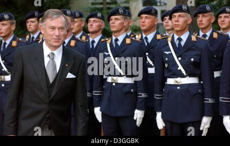 (Dpa) - Il presidente tedesco Horst Koehler ispezionando la guardia d'onore davanti al suo guest house a Berlino, 26 agosto 2004. Foto Stock