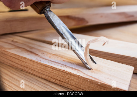 Scanalare scalpello di legno falegname attrezzo di lavoro sullo sfondo di legno Foto Stock