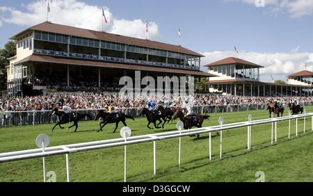 (Dpa) - Un gruppo di piloti gare passato gli spettatori durante il Grand Festival settimana" presso la pista in Iffezheim, Germania, 31 agosto 2004. Uno dei premier horse racing eventi in Germania il 6-giorno lungo evento durerà fino al 5 settembre 2004. Foto Stock