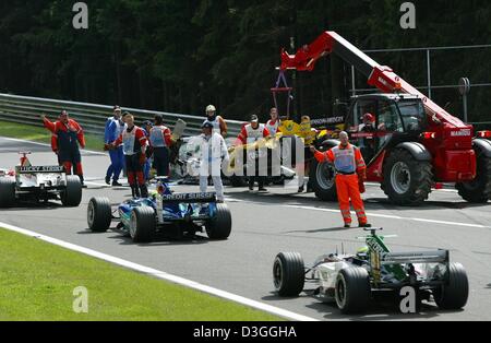 (Dpa) - in disparte vetture da gara passare il sito di un crash durante il belga di FORMULA ONE Grand Prix in Spa, 29 agosto 2004. Italiano driver Jordan Ford Giorgio Pantano, giapponese Honda Takuma Sato e italiano pilota Minardi Gianmaria Bruni sono stati coinvolti in incidenti nell'Eau Rouge si piegano durante la gara. La Germania Michael Schumacher ha terminato al secondo posto nel Grand Prix, Clinac Foto Stock