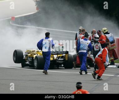 (Dpa) - Giapponese pilota di Formula Uno di Takuma Sato (Honda) lascia la sua vettura da gara dopo un crash durante il belga di FORMULA ONE Grand Prix in Spa, 29 agosto 2004. Italiano driver Jordan Ford Giorgio Pantano, giapponese Honda Takuma Sato e italiano pilota Minardi Gianmaria Bruni sono stati coinvolti in incidenti nell'Eau Rouge si piegano durante la gara. La Germania Michael Schumacher ha finito in s Foto Stock