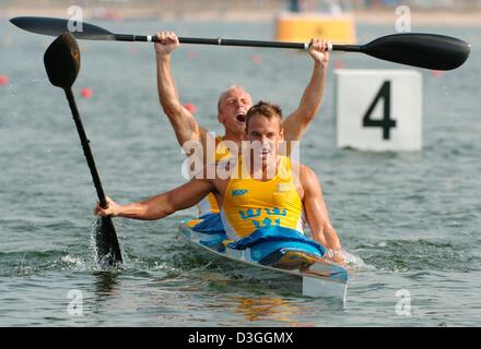 (Dpa) Svedese Henrik Nilsson (destra) e Marcus Oscarsson jubilate dopo aver vinto il Gold negli uomini K2 1000 m evento presso i Giochi Olimpici di Atene di canottaggio e canoa centro venerdì 27 agosto 2004. Foto Stock
