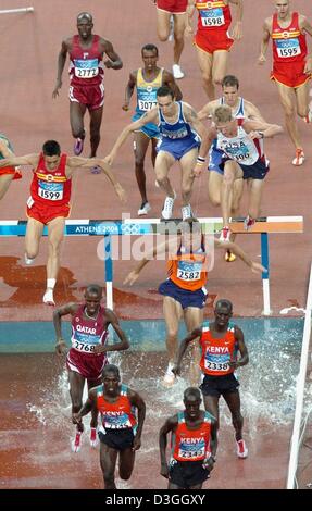 (Dpa) - guidato da guide keniano Kemboi Ezechiele, Brimin Kipruto e Paul Koech (anteriore, da R-L), che termineranno la gara in primo luogo attraverso il terzo, il pack di corridori cancellare un ostacolo di acqua negli uomini Olympic 3000m Siepi finale allo stadio Olimpico di Atene, Grecia, 24 agosto 2004. Foto Stock