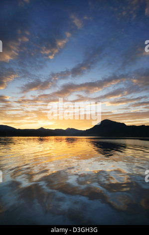 Superba alba sulle calme acque di fiordi in Norvegia. Foto Stock