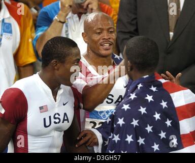 (Dpa) - Noi sprinter Maurice Greene (C) si congratula con il suo compagno di squadra Justin Gatlin (R), che ha vinto l'oro, dopo immissione terzo negli uomini 100m sprint finale all'atletica, Via ed eventi sul campo ai Giochi Olimpici di Atene, 22 agosto 2004. Shawn Crawford (USA) quarto piazzato. Foto Stock