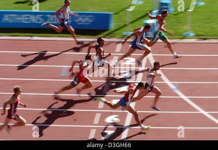 (Dpa) - concorrenti di Uomini Decathlon 100m calore attraversare la linea del traguardo presso lo Stadio Olimpico di Atene 2004 Giochi Olimpici, Lunedì 23 Agosto 2004. Foto Stock