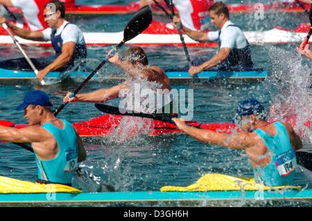 (Dpa) - Kayakers in azione durante l'uomo K2 1,000m a i Giochi Olimpici di Atene, Lunedì 23 Agosto 2004. Foto Stock