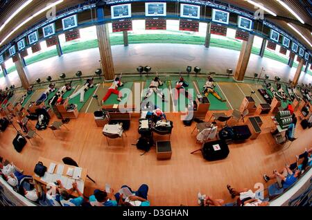 (Dpa) - Una panoramica del supporto di ripresa attraverso un ampio angolo lente della finale delle donne del 50m fucile 3 Posizioni di tiro ai Giochi Olimpici di Atene 2004, Grecia, 20 agosto 2004. Foto Stock