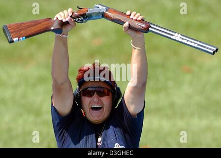 (Dpa) - Diana Igaly dall Ungheria mantiene il suo fucile e acclamazioni dopo che ella ha vinto l'oro nel femminile tiro a volo evento presso i Giochi Olimpici di Atene 2004, giovedì 19 agosto 2004. Foto Stock