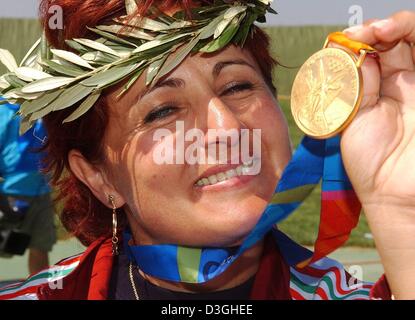 (Dpa) - Diana Igaly dall Ungheria mostra l'oro ha vinto in donne del tiro a volo evento presso i Giochi Olimpici di Atene 2004, giovedì 19 agosto 2004. Foto Stock