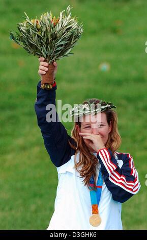 (Dpa) - Medaglia d'Oro Kimberly Rhode da noi il tifo con un mazzo di fiori in mano durante la premiazione del Double Trap tiro ai Giochi Olimpici di Atene, in Grecia, il 18 agosto 2004. Foto Stock