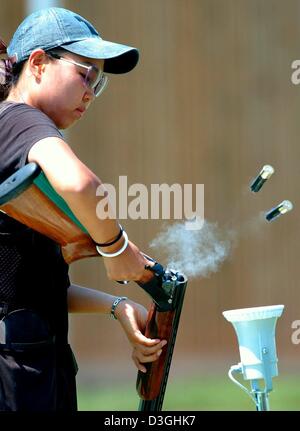 (Dpa) medaglia d'argento Lee Bo-Na dalla Corea del Sud scarica la sua pistola durante la finale di Double Trap tiro ai Giochi Olimpici di Atene 2004, Grecia, 18 agosto 2004. Foto Stock