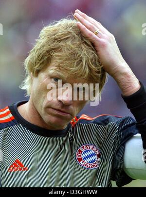 (Dpa) Oliver Kahn, portiere del FC Bayern Monaco, graffi la sua testa dopo il 1:1 pareggio tra Bayern Monaco e Hertha BSC il 14 agosto 2004 a Monaco di Baviera stadio olimpico. Il suo compagno di lettore e Bayern avanti Michael Ballack riuscì a lui come capitano della squadra del tedesco della nazionale di calcio il 16 agosto 2004. Foto Stock