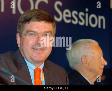 (Dpa) - IOC Vice Presidente Thomas Bach (L) ed ex presidente del CIO Juan Antonio Samaranch sedersi accanto a ogni altro prima di iniziare la sessione del CIO a Atene, Grecia, Martedì, 10 agosto 2004. Il gioco avrà inizio con la cerimonia di apertura a Athen's Olympic Stadium il 13 agosto. Foto Stock