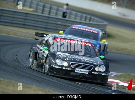 (Dpa) - British driver DTM Gary Paffett manzi la sua AMG-Mercedes Classe C attraverso una curva durante la settima gara del DTM (Campionato tedesco delle vetture da turismo) di Oschersleben, Germania, 08 agosto 2004. Paffett ha preso al quarto posto. Foto Stock