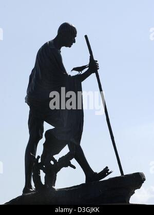 (Dpa) - Il Mahatma Gandhi un monumento può essere visto sulla spiaggia di Chennai, precedentemente noto come Madras, India, 21 luglio 2004. Molte persone vivono in baraccopoli del mondo la seconda spiaggia più grande. La città che si trova nel sud dell India è stata fondata dai Portoghesi nel XVI secolo. Oggi Chennai India è la quarta città più grande con sette milioni di abitanti. Più di un quarto del Foto Stock