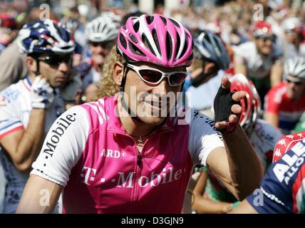 (Dpa) - Tedesco ciclismo pro Jan Ullrich del team T-Mobile gesti e sorrisi prima della Coppa del Mondo di HEW Cyclassics gara ad Amburgo, Germania, 01 agosto 2004. La gara ha coperto una distanza di 250 km e Ullrich finito di 30th. Foto Stock