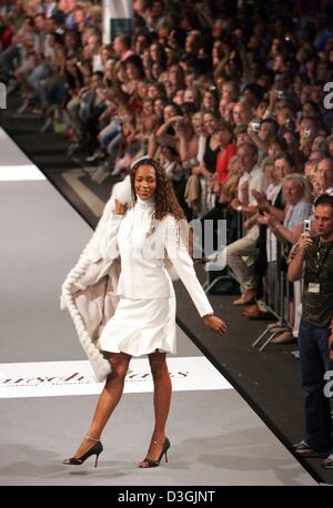 (Dpa) - British super model Naomi Campbell sorrisi e pone sulla passerella durante un open-air fashion show presentando la corrente in autunno e in inverno la moda a Duesseldorf in Germania, 31 luglio 2004. La passerella è lungo 700 metri e secondo gli organizzatori la passerella più lunga del mondo. Circa 250.000 visitatori hanno partecipato alla mostra. Foto Stock