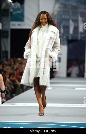 (Dpa) - British super model Naomi Campbell sorrisi e passeggiate sulla passerella durante un open-air fashion show presentando la corrente in autunno e in inverno la moda a Duesseldorf in Germania, 31 luglio 2004. La passerella è lungo 700 metri e secondo gli organizzatori la passerella più lunga del mondo. Circa 250.000 visitatori hanno partecipato alla mostra. Foto Stock