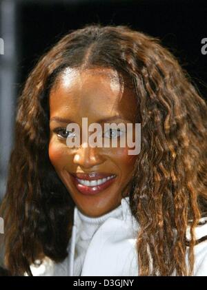 (Dpa) - British super model Naomi Campbell sorrisi sulla passerella durante un open-air fashion show presentando la corrente in autunno e in inverno la moda a Duesseldorf in Germania, 31 luglio 2004. La passerella è lungo 700 metri e secondo gli organizzatori la passerella più lunga del mondo. Circa 250.000 spettatori hanno partecipato alla mostra. Foto Stock