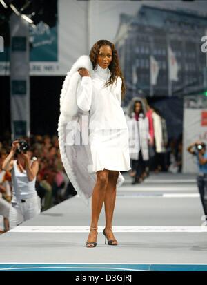 (Dpa) - British super model Naomi Campbell sorrisi come ella poseson la passerella durante un open-air fashion show presentando la corrente in autunno e in inverno la moda a Duesseldorf in Germania, 31 luglio 2004. La passerella è lungo 700 metri e secondo gli organizzatori la passerella più lunga del mondo. Circa 250.000 visitatori hanno partecipato alla mostra. Foto Stock