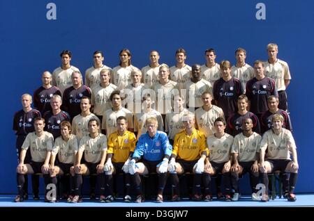 (Dpa) - Tutta la squadra per la stagione 2004/05 della Bundesliga e potente Bayern Monaco in posa per una foto del team a Monaco di Baviera, Germania, il 21 luglio 2004. Nella foto è raffigurato (riga superiore da L a R) Michael Ballack, Lucio, Roque Santa Cruz, Claudio Pizarro, Martin Demichelis, Roy Makaay, Thomas Linke, Alexander Zickler, (seconda fila dall'alto da L a R) massaggiatori Fredi legante e Wolfgang Gebhardt, Andreas Foto Stock