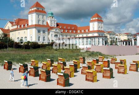 (Dpa) - un punteggio di chiuso sedie da spiaggia in vimini sono ordinatamente allineati nel tempo freddo sulla spiaggia di fronte all'hotel con spa a Binz, sulla costa del Mar Baltico, Germania, 7 luglio 2004. A causa del cattivo tempo questa estate in vacanza per stare lontano e ci si astiene dal gite di fine settimana sulla costa. Foto Stock