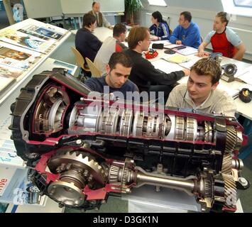 (Dpa) - Studenti Erik Seyfert e Alexander Becker (R) che studiano ingegneria automobilistica presso il Politecnico Westsaechsische Hochschule Zwickau (IHS) esaminare le modalità di funzionamento di un cambio automatico, in Zwickau, Germania orientale, 20 aprile 2004. Tecnologia automobilistica ha una lunga tradizione in Zwickau: un secolo fa, automotive pioneer August Horch posò la prima pietra per auto cons Foto Stock