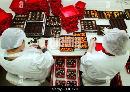 (Dpa file) - Due dipendenti di dolciaria tedesca Leysieffer produttore riempire le scatole di cioccolatini a Osnabrück, Germania, 19 novembre 2003. Il successo internazionale di storia della confetteria e catena di coffee shop ha iniziato nel 1978. Dalla sede centrale a Osnabrück, Leysieffer costruito una rete che è ora sulla parte superiore dell' ammenda dolci di mercato con negozi di tutta Europa includi Foto Stock