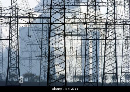 (Dpa) - Una foresta di poli di potenza e tralicci che si estende dalle centrali elettriche a carbone (retro) di RWE AG in Niederaussem, Germania, 14 aprile 2004. Foto Stock