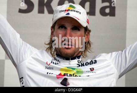 (Dpa) - russo Vladimir Karpets di Illes Balears ha vinto il premio di miglior giovane pilota white jersey durante la seconda cronometro individuale gara del Tour de France corsa di ciclismo, a Besançon, Francia, 24 luglio 2004. 23-anno-vecchio Karpets terminato ottavo nella cronometro individuale e tredicesimo nella classifica generale. Foto Stock