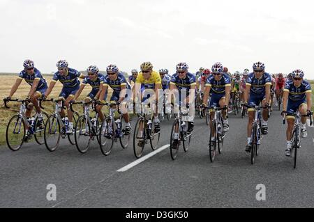 (Dpa) - vittorioso US Postal team rider Lance Armstrong da noi (C) e il suo ciclo di squadra verso la vittoria durante la ventesima e ultima tappa del Tour de France corsa di ciclismo, 25 luglio 2004. L'ultima 163km lunga tappa del 91Tour de France ha preso i ciclisti da Montereau per gli Champs Elysees di Parigi. Gli americani hanno fatto la storia di diventare il primo pilota a vincere il Tour de Fran Foto Stock