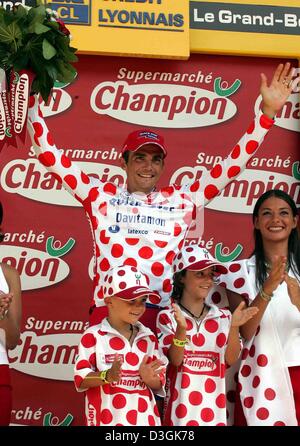 (Dpa) - Il pilota francese Richard Virenque (C) del Team Quick Step-Davitamon, indossando la polka-punteggiate di jersey il miglior scalatore cheers insieme con i suoi due figli dopo la diciassettesima tappa del Tour de France a Le Grand-Bornand, Francia, 22 luglio 2004. Virenque ha vinto il jersey per la settima volta consecutiva. La diciassettesima fase coperto una distanza di 204,5 km da Bourg-d'Oisans a Le Grand-Bo Foto Stock