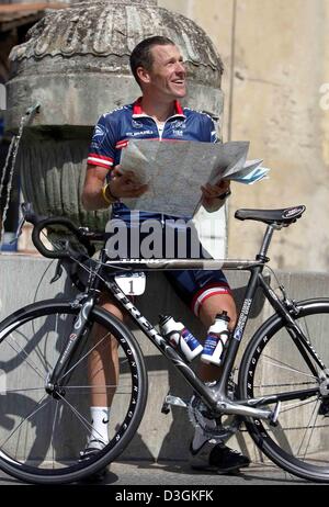 (Dpa) - Il Tour de France l'ultimo giorno off, cinque volte vincitore del Tour Lance Armstrong del team US Postal studi una mappa nella parte anteriore della sua stanza di albergo in St-Paul-Trois-Chateaux, Francia, 19 luglio 2004. Prima di fasi determinanti della corsa in bicicletta nelle Alpes, Armstrong sentieri il leader, il francese Thomas Voeckler, da solo 22 secondi. Foto Stock