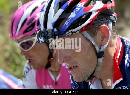 (Dpa) - Noi cinque volte vincitore del Tour Lance Armstrong (R) del team US Postal Service corse testa a testa con il pilota tedesco e vincitore olimpico Jan Ullrich del team T-Mobile durante l'undicesima tappa del Tour de France vicino a Figeac, Francia, 15 luglio 2004. I due ciclisti sono considerati il top preferiti del Tour. Armstrong ha preso il sesto posto e Ullrich è venuto nel xvii alla fine del XI sta Foto Stock