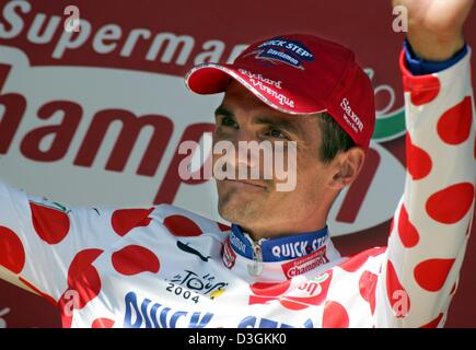 (Dpa) - Il pilota francese Richard Virenque del Team Quick Step-Davitamon gesti e sorriso mentre indossa la polka-punteggiate di jersey il miglior scalatore dopo succeefully difendendo il jersey durante l'undicesima tappa del Tour de France a Figeac, Francia, 15 luglio 2004. L'undicesima tappa del tour guidato da Saint-Flour a Figeac che copre una distanza di 164 km. Foto Stock