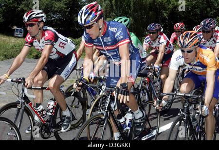 (Dpa) - US il ciclista Lance Armstrong (C) del team US Postal Service corse testa a testa con i suoi connazionali Bobby Julich (L) del Team CSC e Levi Leipheimer del Team Rabobank durante l'undicesima tappa del Tour de France vicino a Figeac, Francia, 15 luglio 2004. In passato, Julich e Leipheimer utilizzato per essere importanti finanziatori per Armstrong. L'undicesima tappa del tour guidato da Saint-Flour t Foto Stock