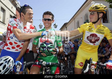 (Dpa) - ciclista francese Thomas Voeckler (R) del Team Brioches La Boulangere, indossando la maglia gialla del fronte-runner, connazionale Richard Virenque (L) del Team Quick Step-Davitamon, indossando la polka-punteggiate di jersey il miglior scalatore e il pilota australiano Robbie McEwen vom Team Lotto, indossando la maglia verde dei migliori sprinter, sorriso e scuotere le mani come che essi rappresentano per un g Foto Stock