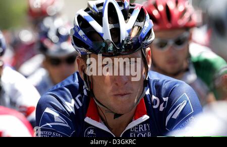 (Dpa) US Postal team rider e cinque volte vincitore del Tour de France Lance Armstrong da noi attende l'inizio della undicesima tappa del Tour de France ciclismo gara di Saint-Flour, Francia, 15 luglio 2004. La 164km lunga tappa conduce i ciclisti da Saint-Flour a Figeac. Foto Stock