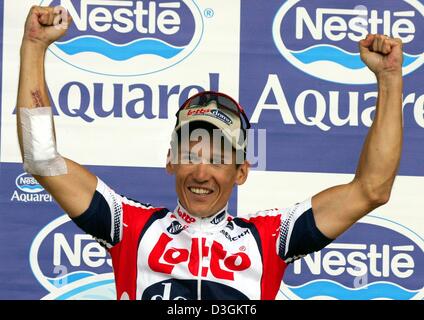 (Dpa) - ciclista australiano Robbie McEwen del team Lotto-Domo festeggia sul podio dopo aver vinto la nona tappa del Tour de France corsa di ciclismo in Gueret, Francia, 13 luglio 2004. La 160.5km lunga fase ha avuto i ciclisti da Saint-Leonard-de-Noblat di Gueret. Foto Stock