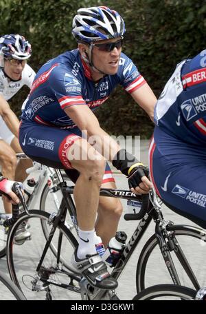 (Dpa) - Noi ciclista e cinque volte vincitore del Tour de France Lance Armstrong del team US Postal Service cicli nel peloton durante la nona tappa del Tour de France corsa di ciclismo in Francia, 13 luglio 2004. La 160.5km lunga fase ha avuto i ciclisti da Saint-Leonard-de-Noblat di Gueret. Foto Stock