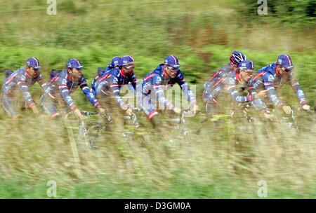 (Dpa) - i ciclisti del team US Postal ride durante una esecuzione pratica nei pressi di Limoges, Francia, 12 luglio 2004. Il team di produzione hanno utilizzato il primo giorno fuori del Tour de France corsa di ciclismo per rilassato le sessioni di formazione. Foto Stock