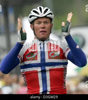 (Dpa) - il pilota norvegese Thor HUSHOVD del Team di Credit Agricole gesti come lui la afferra il suo respiro dopo aver vinto la ottava tappa del Tour de France a Quimper, Francia, 11 luglio 2004. Lo stadio coperto una distanza di 168km da Lamballe a Quimper. Foto Stock