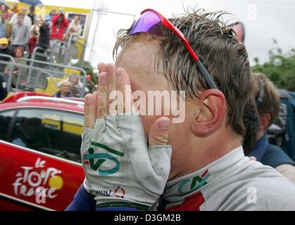 (Dpa) - il pilota norvegese Thor HUSHOVD del Team di Credit Agricole si copre il viso a credere come egli vince la ottava tappa del Tour de France a Quimper, Francia, 11 luglio 2004. Lo stadio coperto una distanza di 168km da Lamballe a Quimper. Foto Stock