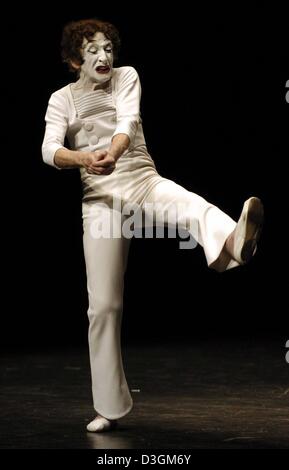 (Dpa) - pantomima francese Marcel Marceau esegue sul palco durante l inizio del suo tour in Germania presso il Thalia theater di Amburgo, Germania, 08 luglio 2004. Il 81-anno-vecchio è universalmente acclamati come il più grande nel mondo mime. Foto Stock